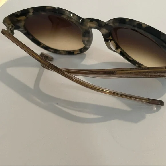 Stylish Tortoiseshell Sunglasses - Picture 7 of 8